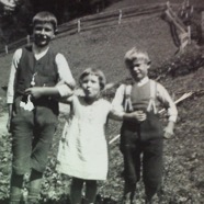 Andreas und Sebastian Oswald mit Cousine Heidi Wieland